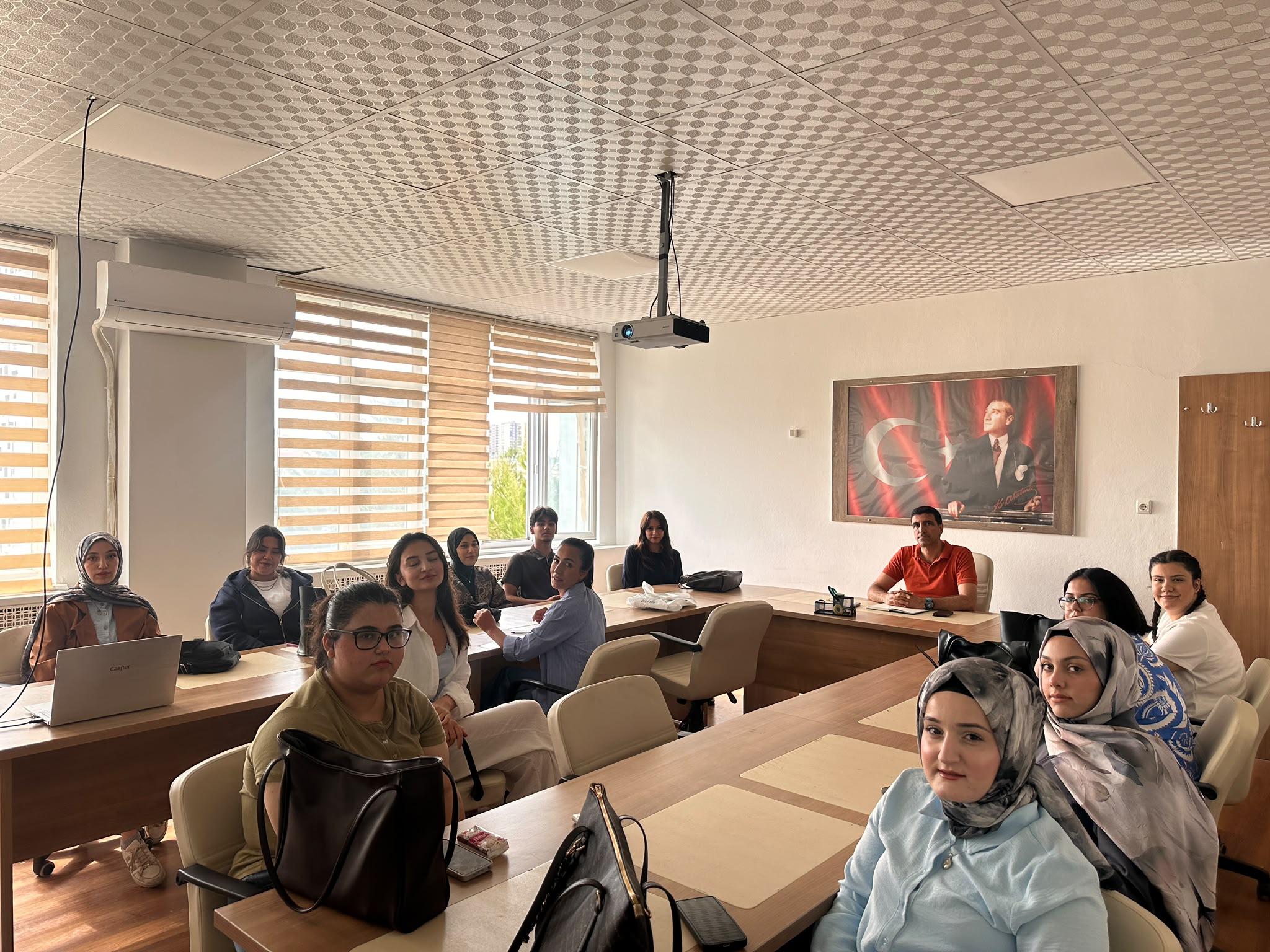 Türk Dili ve Edebiyatı Bölümü 1. Sınıf Öğrencileriyle Öğrenci Danışmanlığı Dönem Başı Toplantısı Gerçekleştirildi